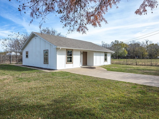 view of front facade featuring a front lawn