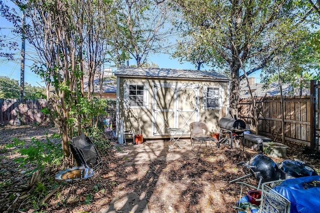 view of yard with a storage shed