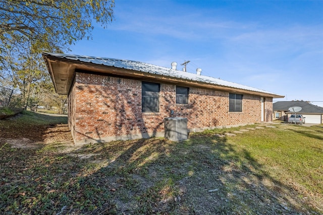 back of house featuring a lawn