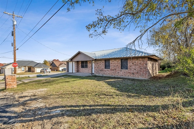 view of front of house with a front lawn and a garage