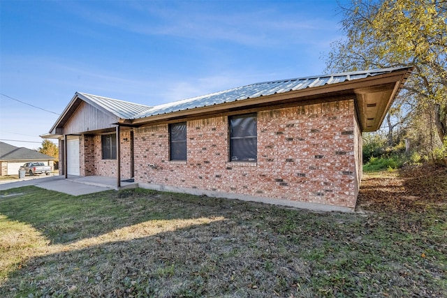 exterior space featuring a yard