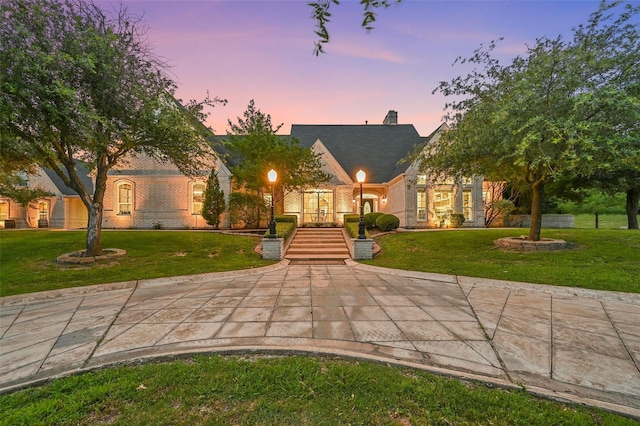 view of front facade featuring a lawn