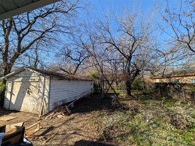 view of yard featuring a shed