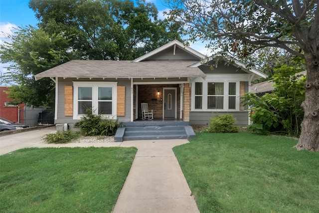 view of front facade featuring a front yard