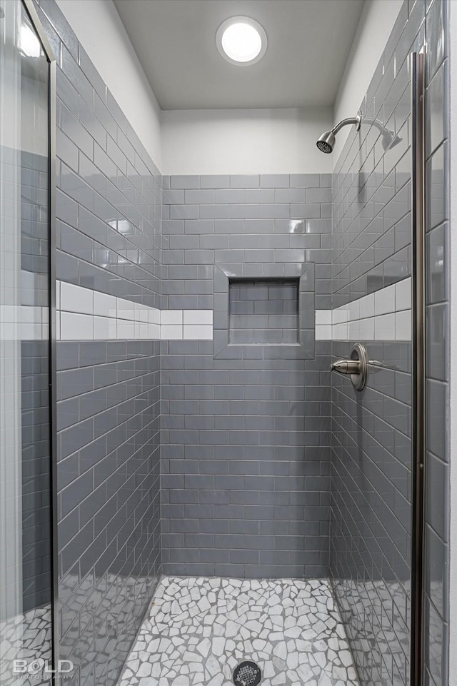 bathroom featuring a tile shower