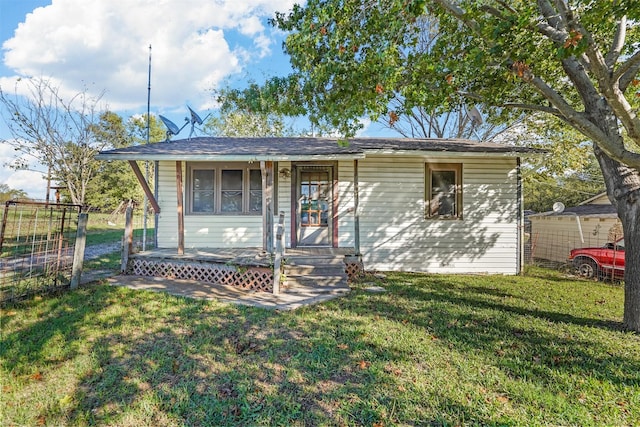 view of front of property featuring a front yard