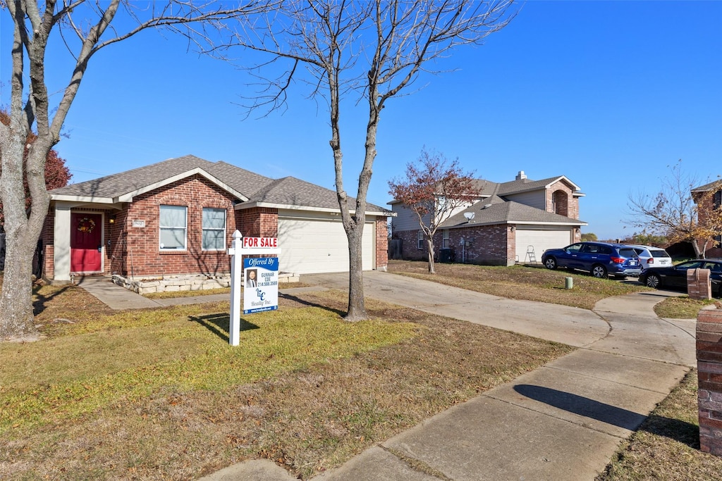 view of front of home featuring a garage and a front yard