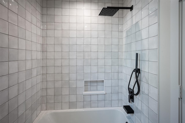 bathroom featuring tiled shower / bath