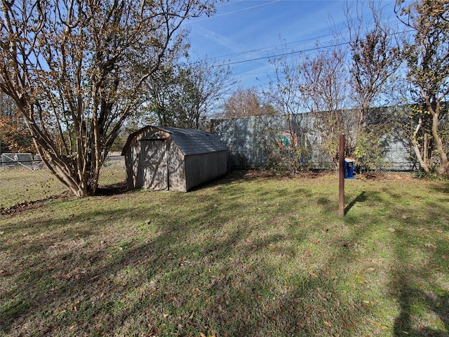 view of yard featuring a storage shed