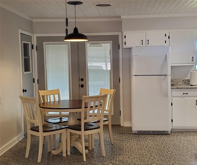 dining area with ornamental molding