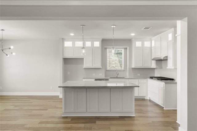 1347 Overton St, Frisco, TX 75036 - kitchen featuring a sink, stainless steel gas stovetop, under cabinet range hood, light wood-type flooring, and recessed lighting