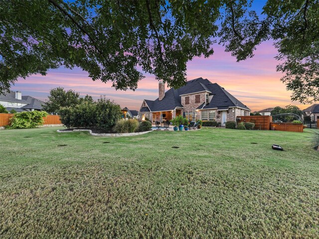 view of front of property featuring a yard