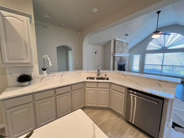 kitchen with kitchen peninsula, ceiling fan, sink, dishwasher, and light hardwood / wood-style floors