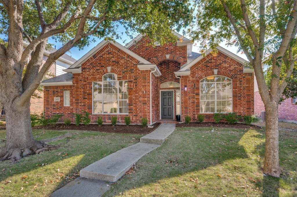 view of front property featuring a front yard