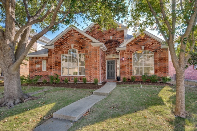 view of front property featuring a front yard