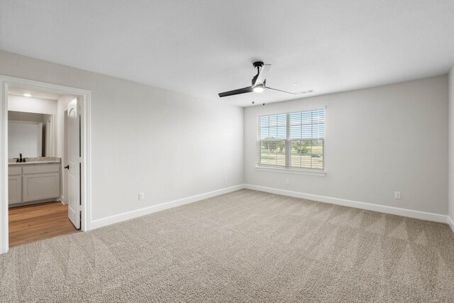 carpeted empty room featuring ceiling fan