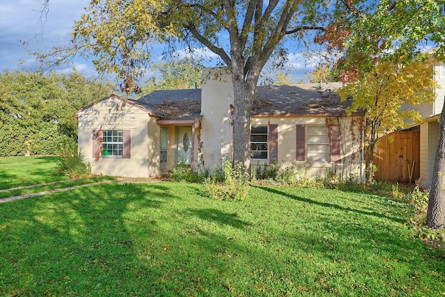 view of front facade with a front yard