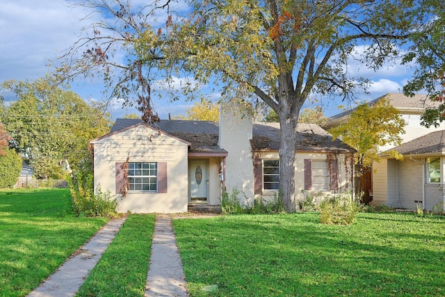 view of front facade featuring a front lawn