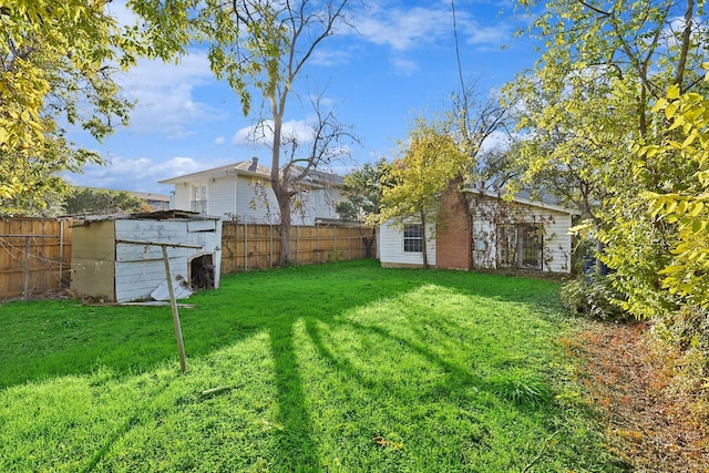 view of yard featuring a storage unit