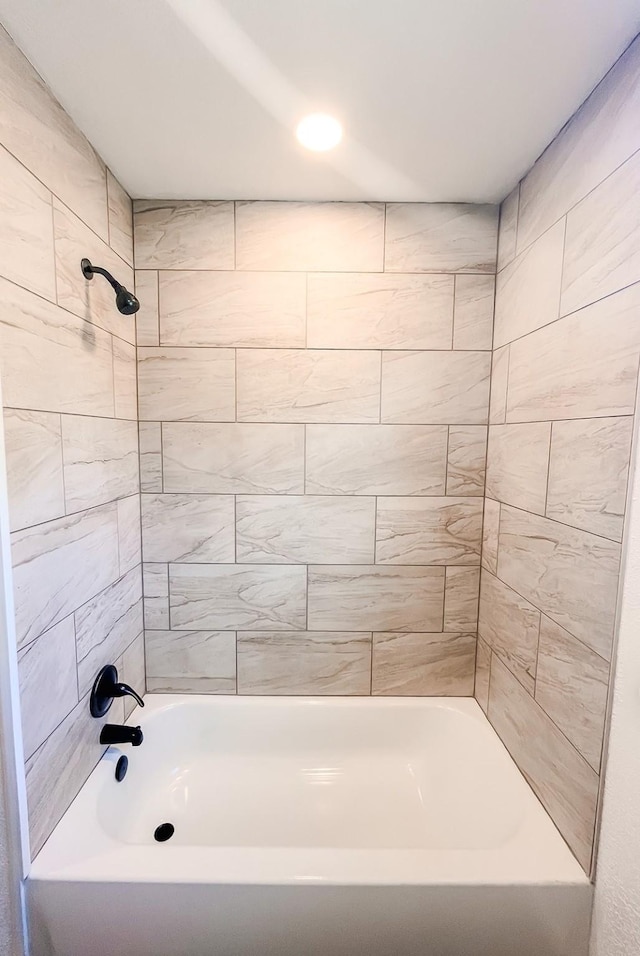 bathroom featuring tiled shower / bath