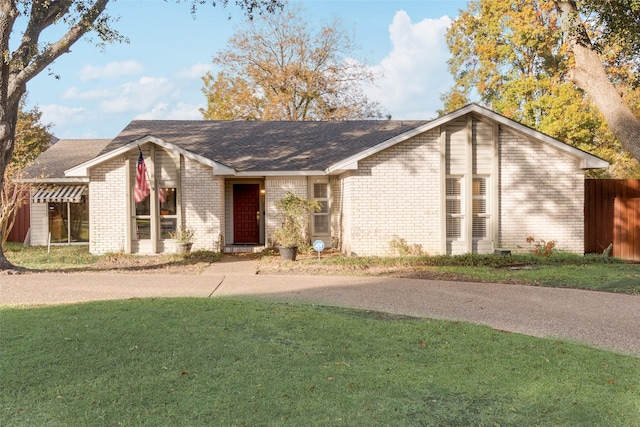 ranch-style house featuring a front yard