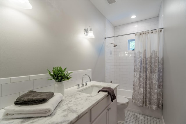 full bathroom with shower / bath combo with shower curtain, vanity, and toilet