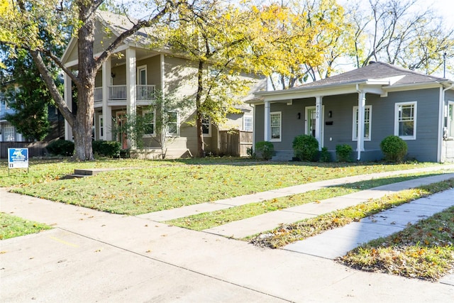 view of front of house with a front lawn