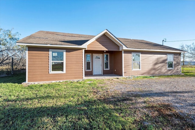 single story home with a front lawn