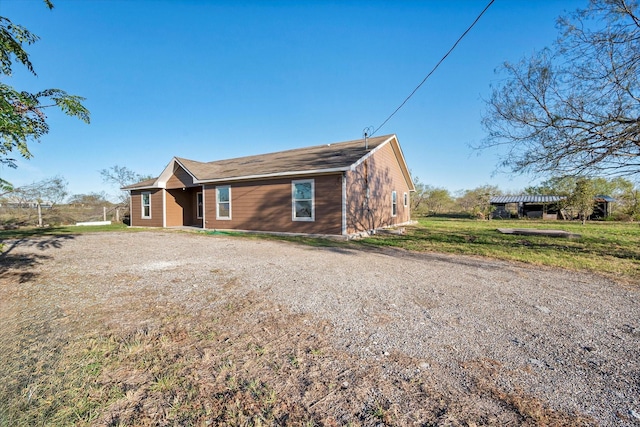 view of front of property featuring a front lawn