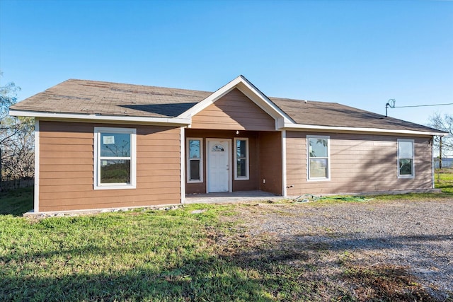 ranch-style home featuring a front lawn