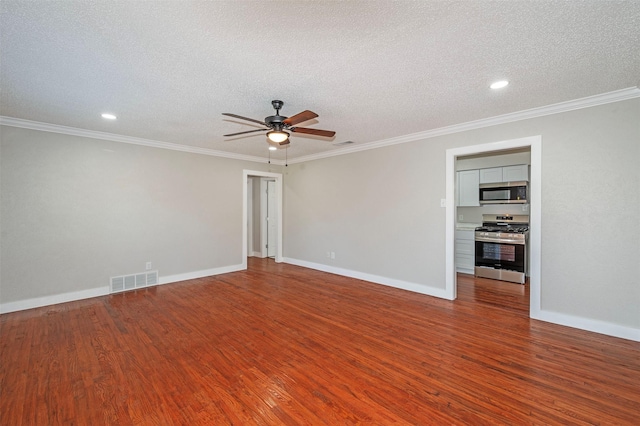 unfurnished room featuring a textured ceiling, hardwood / wood-style flooring, ceiling fan, and ornamental molding