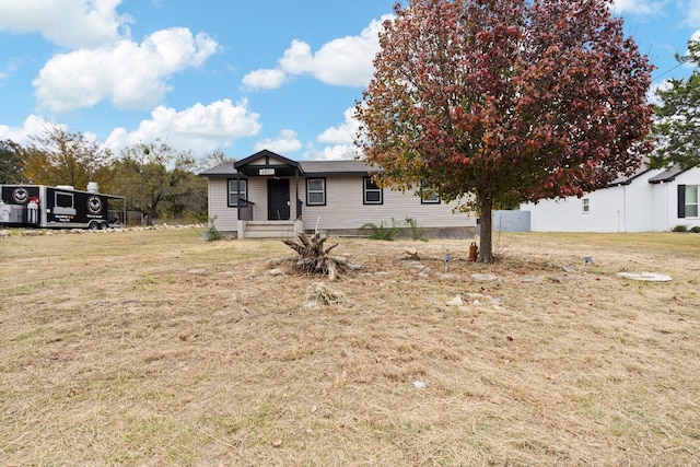 view of front facade with a front lawn