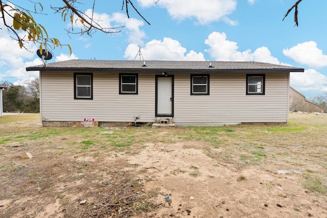 back of house featuring a yard