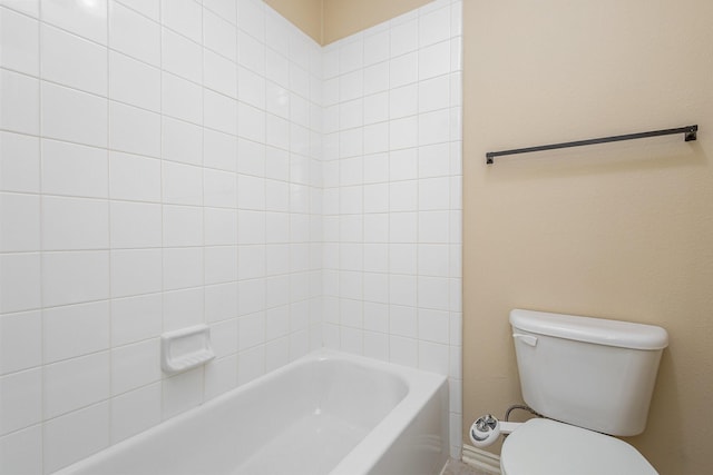 bathroom with tiled shower / bath and toilet