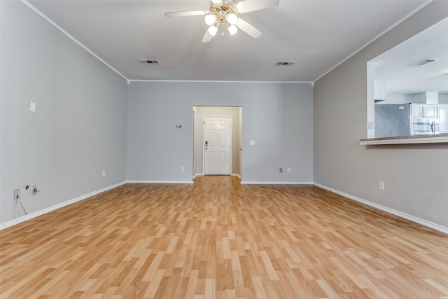 empty room featuring light hardwood / wood-style flooring, ornamental molding, and ceiling fan