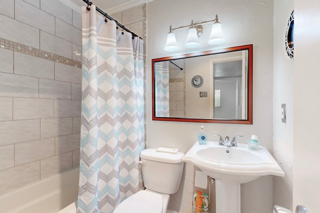 bathroom featuring toilet and shower / bath combo with shower curtain