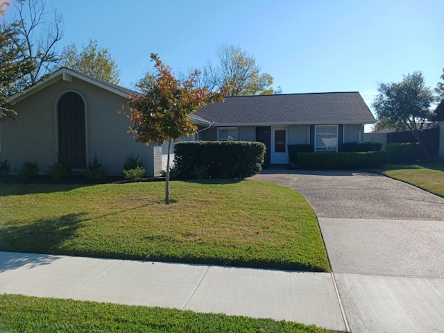 ranch-style house featuring a front lawn