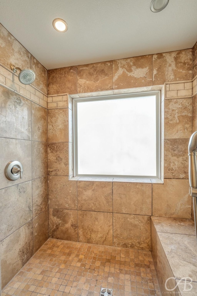 bathroom featuring a tile shower