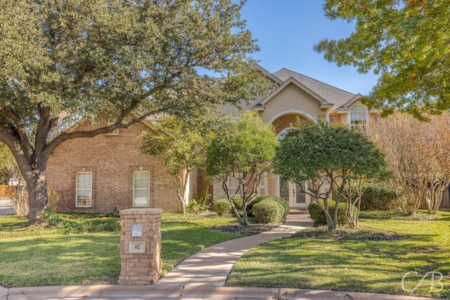 view of front of house featuring a front yard