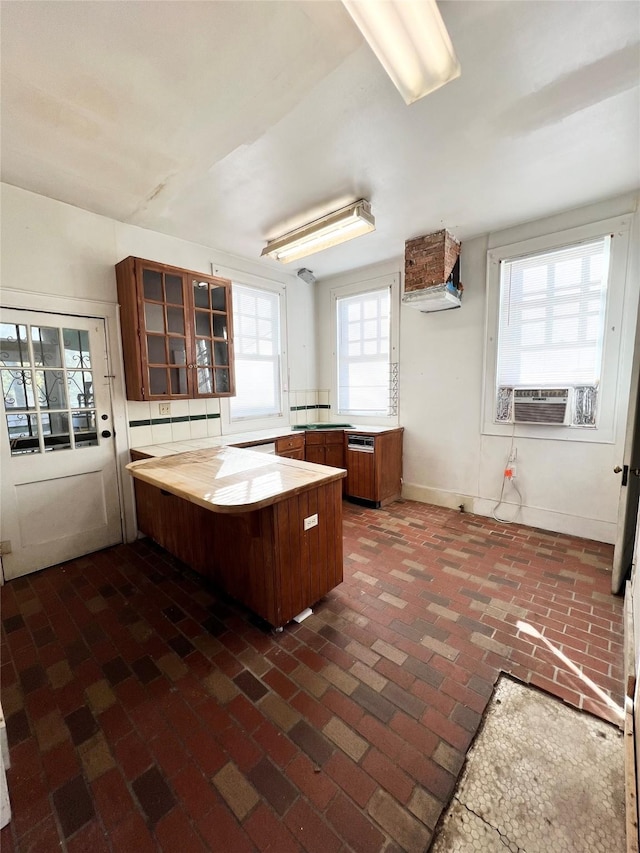 kitchen featuring a breakfast bar area, kitchen peninsula, and cooling unit