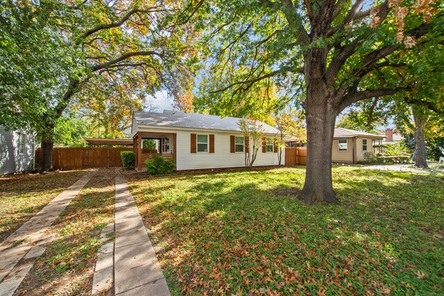 single story home featuring a front lawn