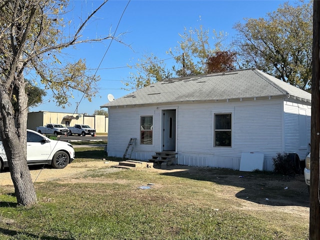 view of front of home featuring a front lawn