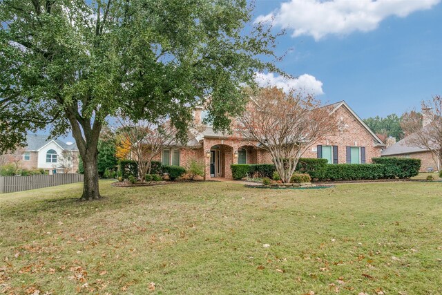 view of front of property featuring a front lawn