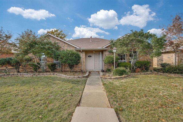 view of front of home featuring a front lawn