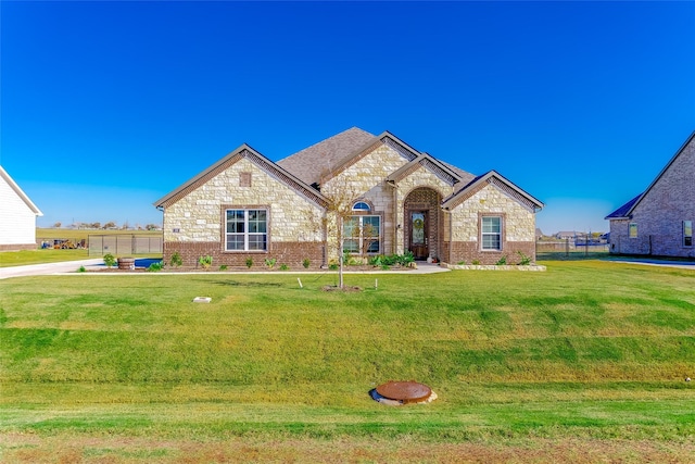 view of front of property featuring a front lawn