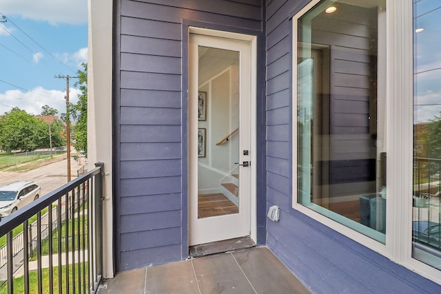 entrance to property featuring a balcony