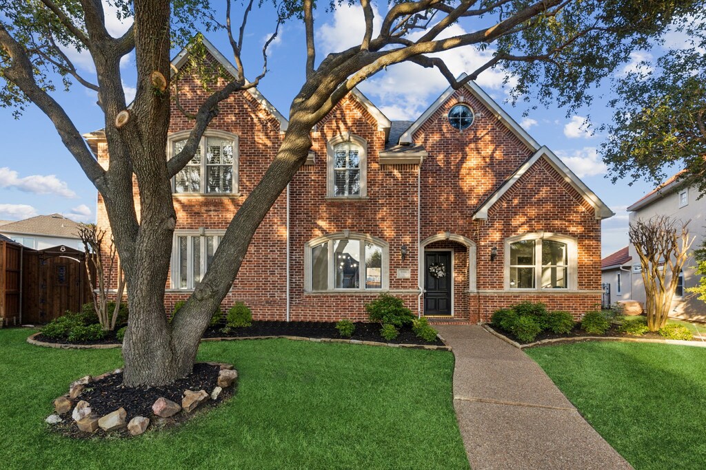 view of front of property featuring a front yard