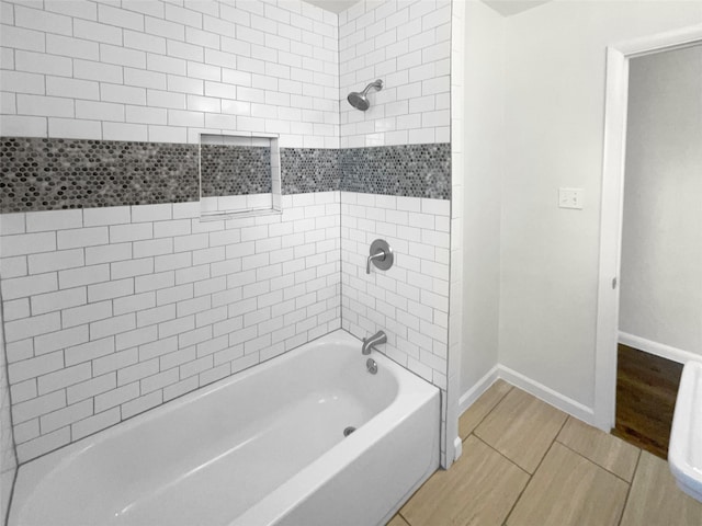 bathroom with tiled shower / bath