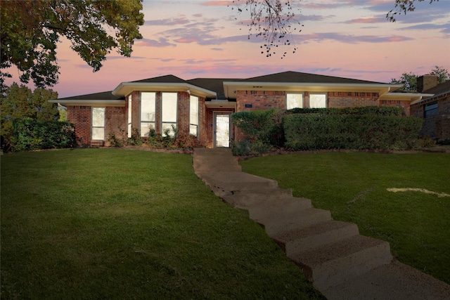 view of front facade featuring a lawn