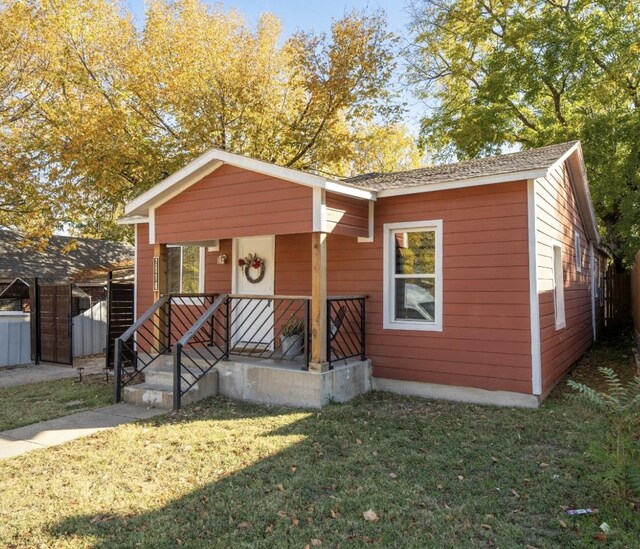 view of front facade featuring covered porch and a front yard